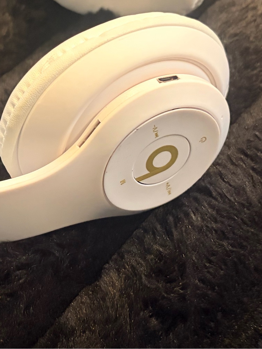 Rare White and Gold Studio3 Wireless Over-Ear Headphones - White - Picture 6 of 6